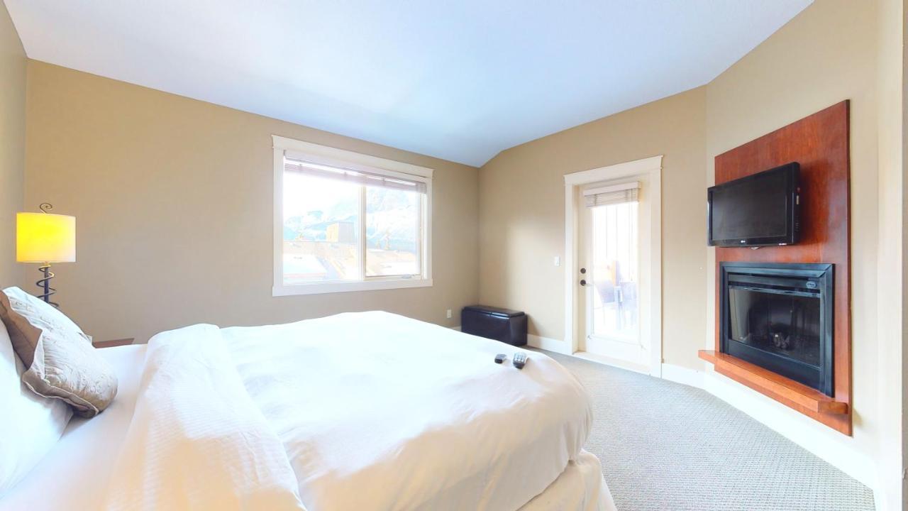 Spectacular Penthouse With Amazing Views, Indoor Pool And Hot Tub Hotel Canmore Exterior photo